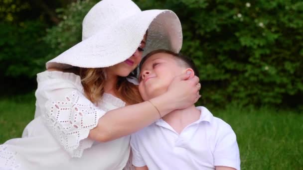 Mamá e hijo abrazos, hijo besos mamá en la mejilla, sonriendo. Imágenes en cámara lenta 4K — Vídeo de stock