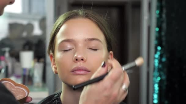 Maquilleur regarde un résultat de maquillage intermédiaire adolescent fille modèle — Video