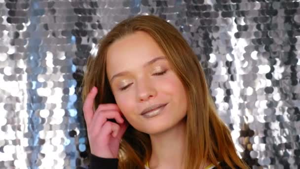 Menina com bela maquiagem no salão de beleza se vira para a câmera posando, sorrindo — Vídeo de Stock