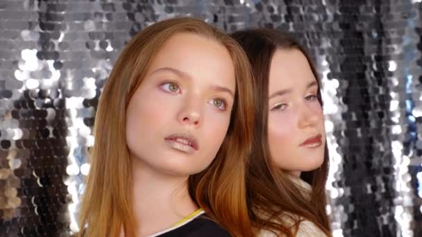 Fechar dois modelos de adolescente menina com bela maquiagem posando fotógrafo — Vídeo de Stock