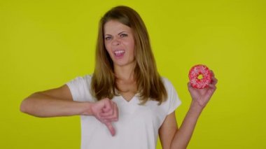 Kadın kırmızı çöreklerle el kaldırır, hoşlanmadığını gösterir, elini sıkar ve yüzünü buruşturur.