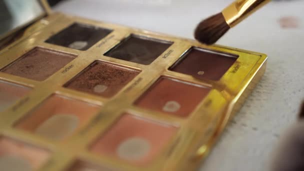 Nahaufnahme Make-up Lidschatten Palette mit Pinsel in einem Schönheitssalon — Stockvideo