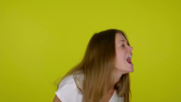 Hungrige Frau auf Diät will einen Donut beißen, aber es funktioniert nicht, verärgert — Stockvideo