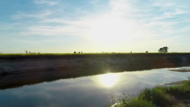 Luchtfoto van een prachtige zonsondergang, rivier en blauwe lucht, natuur — Stockvideo