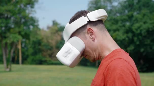 Man met een virtual reality helm zakt zijn hoofd naar beneden. 4K-beelden — Stockvideo