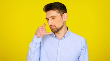 Beni ararsın. Yakışıklı sakallı adam flört eder ve onu geri aramak ister.