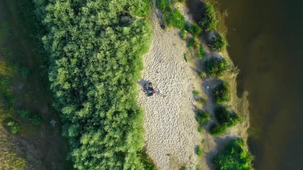 Luftaufnahme Fluss, Bäume. Am Strand sonnen sich Männer und Mädchen — Stockvideo