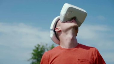 Sanal gerçeklik kasklı bir adam sanal bir oyun çalışıyor.