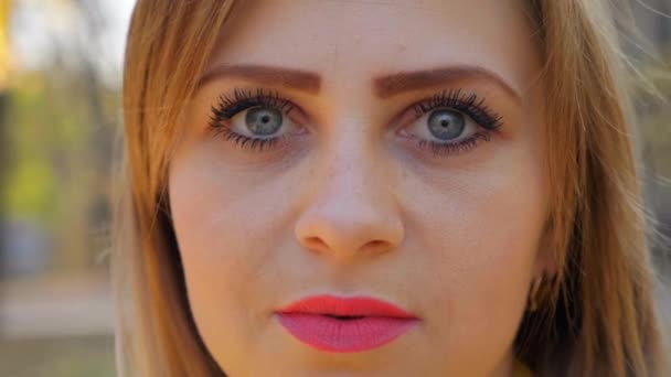 Gros plan tête féminine : visage yeux nez lèvres. Fille avec rouge à lèvres rose à l'extérieur — Video