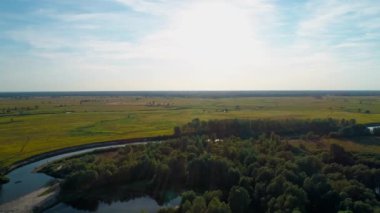 Güzel bir manzaranın havadan görünüşü: güneş ağaçları orman tarlası nehir gökyüzü doğa