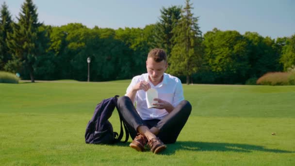 Zakenman eet zijn vegetarische lunch met milieuvriendelijke verpakking — Stockvideo