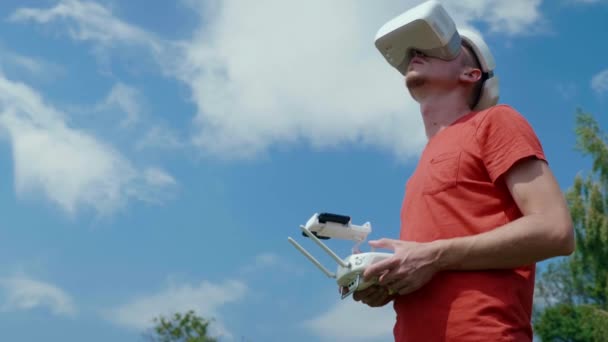Människan styr en quadrocopter genom en fjärrkontroll — Stockvideo