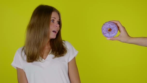 Mujer hambrienta en una dieta quiere morder un donut pero no funciona, molesto — Vídeos de Stock