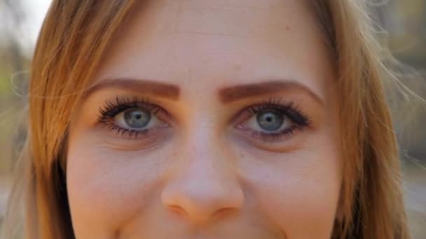 Κοντινό γυναικείο κεφάλι: πρόσωπο μάτια χείλη μύτη. Κορίτσι ροζ κραγιόν χαμόγελα σε εξωτερικούς χώρους — Αρχείο Βίντεο