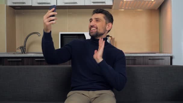 Pozitív férfi kommunikál videohívás a család, barátnő, szülők, mosoly — Stock videók