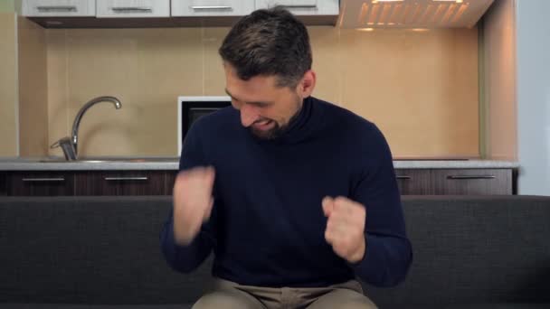 Joyful fan man celebrates victory favorite team, explodes confetti cannon, smile — Stock Video