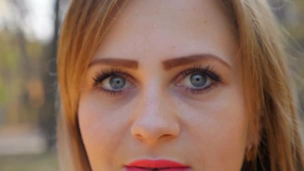 Gros plan tête féminine : visage yeux nez lèvres. Fille avec rouge à lèvres rose à l'extérieur — Video