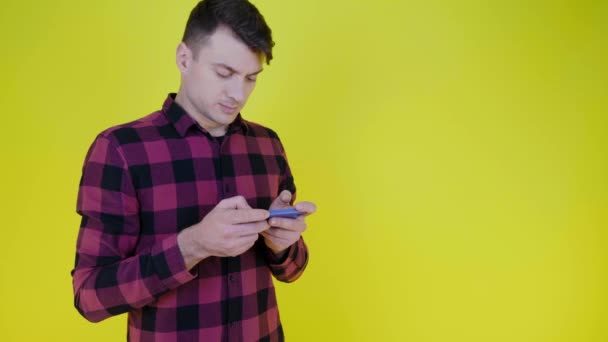 Hombre Serio Una Camisa Cuadros Color Rosa Juega Videojuego Teléfono — Vídeo de stock