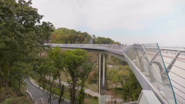 Ponte pedonal-bicicleta sobre descida de Volodymyr. setembro 25 2019 Kiev Ucrânia — Vídeo de Stock