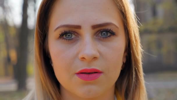 Gros plan tête féminine : visage yeux nez lèvres. Fille avec rouge à lèvres rose à l'extérieur — Video