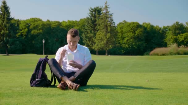 Podnikatel jí svůj vegetariánský oběd s ekologickým obalem — Stock video