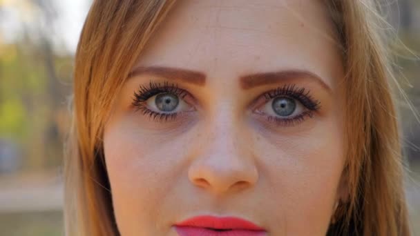 Gros plan tête féminine : visage yeux nez lèvres. Fille avec rouge à lèvres rose à l'extérieur — Video