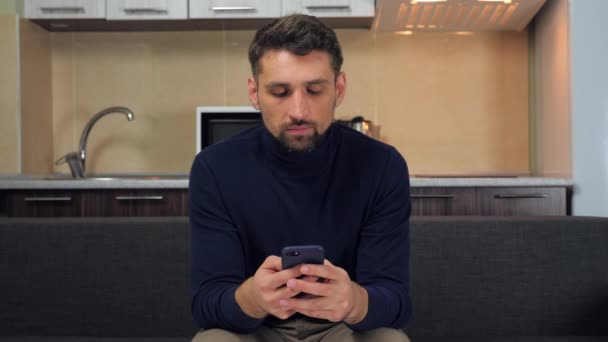 L'uomo utilizza il messaggio di digitazione dello smartphone in messenger, scrivendo post sui social network — Video Stock