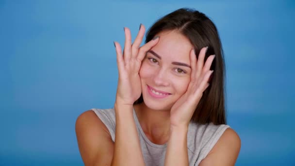 Krásná pozitivní žena skrývající se, zakrývající oči, tvář s dlaněmi, ruce — Stock video
