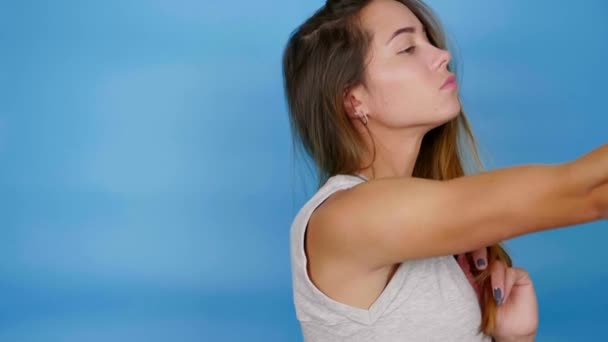 Gri tişörtlü kadın poz veriyor, fotoğraf çekiyor akıllı telefonuyla. — Stok video