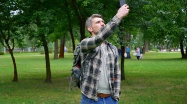 Adam seyahat blogcusu sosyal medya için akıllı telefondan video gezileri kaydediyor
