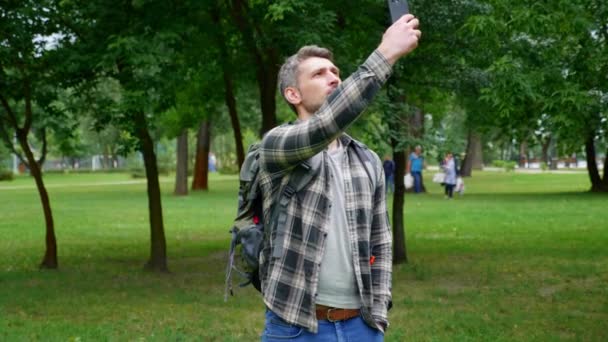 Человек путешественник блоггер записывает видео осмотр достопримечательностей на смартфон для социальных сетей — стоковое видео