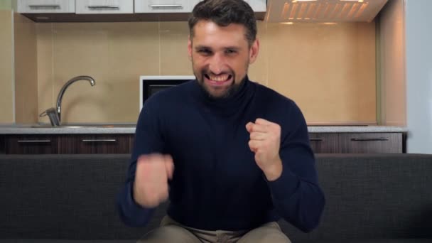 Homem fã alegre celebra equipe favorita vitória, explode canhão confete, sorriso — Vídeo de Stock