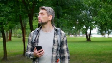 Adam seyahat blogcusu sosyal medya için akıllı telefondan video gezileri kaydediyor