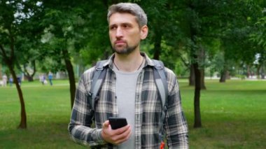 Adam seyahat blogcusu sosyal medya için akıllı telefondan video gezileri kaydediyor