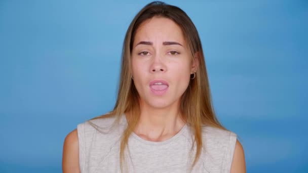 Schöne positive Frau im T-Shirt gestikuliert mit dem Finger zeigt keine Anzeichen, Lächeln — Stockvideo
