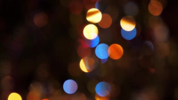 Прекрасна розмита блимаюча різдвяна гірлянда на новорічній ялинці — стокове відео