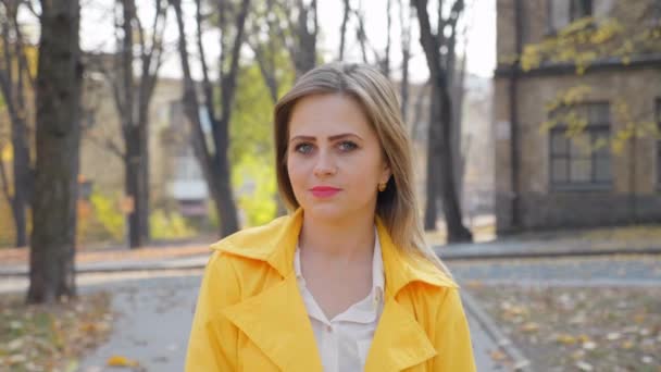 Femme Manteau Jaune Chemisier Blanc Souriant Debout Dans Parc Automne — Video