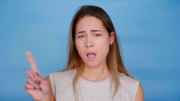 Bela Mulher Confiante Cinza Shirt Gesto Com Dedo Mostrando Nenhum — Vídeo de Stock