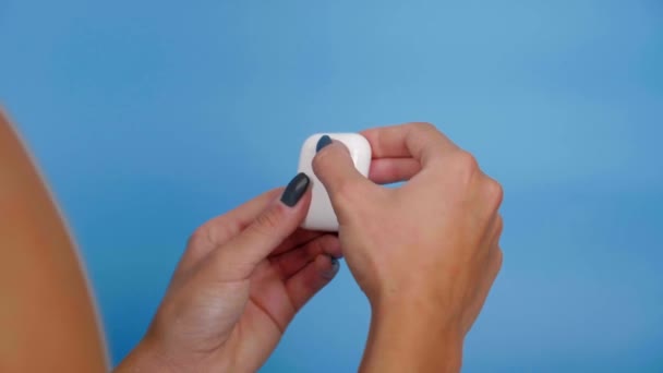 Blisko Kobieta Ręce Otwarte Przypadku Wyciąga Bezprzewodową Słuchawkę Wkłada Ucha — Wideo stockowe