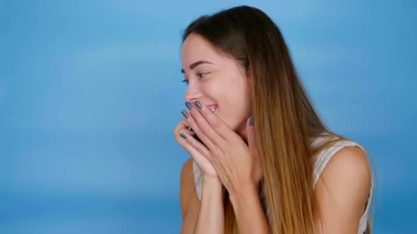 Schöne Glückliche Frau Grauen Shirt Hält Smartphone Ans Ohr Hört — Stockvideo