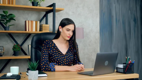 Ofisteki kadın öğretmeniyle online video eğitimi alıyor, uzaktan eğitim alıyor.