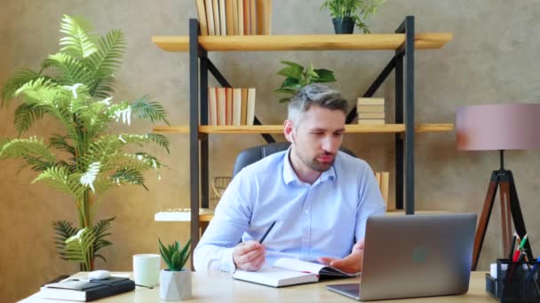 Uomo Dai Capelli Grigi Ufficio Indossa Auricolari Wireless Che Studiano — Video Stock