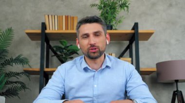 Gülümseyen uzaktan kumandalı hocayı kapat kablosuz kulaklıkla hoca bak kamera iletişim kuran öğrencilere video konferans görüntüsü konferansı kamera görüntüsü dizüstü bilgisayar, uzaktan eğitim öğretiyor.