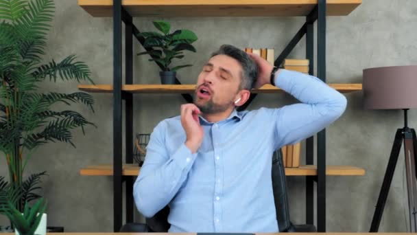 Hombre Negocios Cansado Sienta Silla Mesa Oficina Casa Con Auriculares — Vídeo de stock