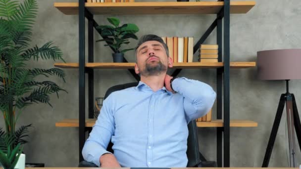 Yorgun Öğretmen Ofisteki Koltukta Oturur Kablosuz Kulaklık Takar Ağrı Içinde — Stok video