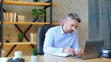 Erkek öğrenci, uzaktan eğitim veren öğretmenle çevrimiçi video konferansı yapıyor.