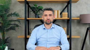 Adam kameraya bakar video konferansı ile uzaktan görüşme yapar.