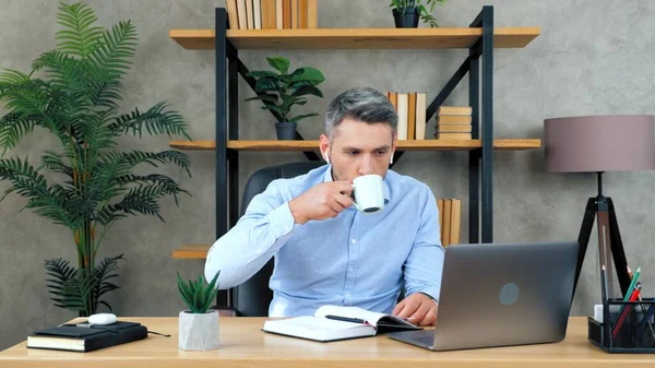 Affärsman lyssnar anställd online video samtal webkamera dricka kaffe te — Stockfoto