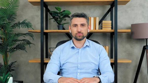 Adam kameraya bakar video konferansı ile uzaktan görüşme yapar.