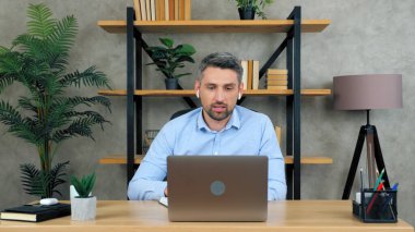 Erkek mesafesi öğretmeni öğrencilere uzaktan video konferans çağrısı web kamerası laptopu öğretiyor